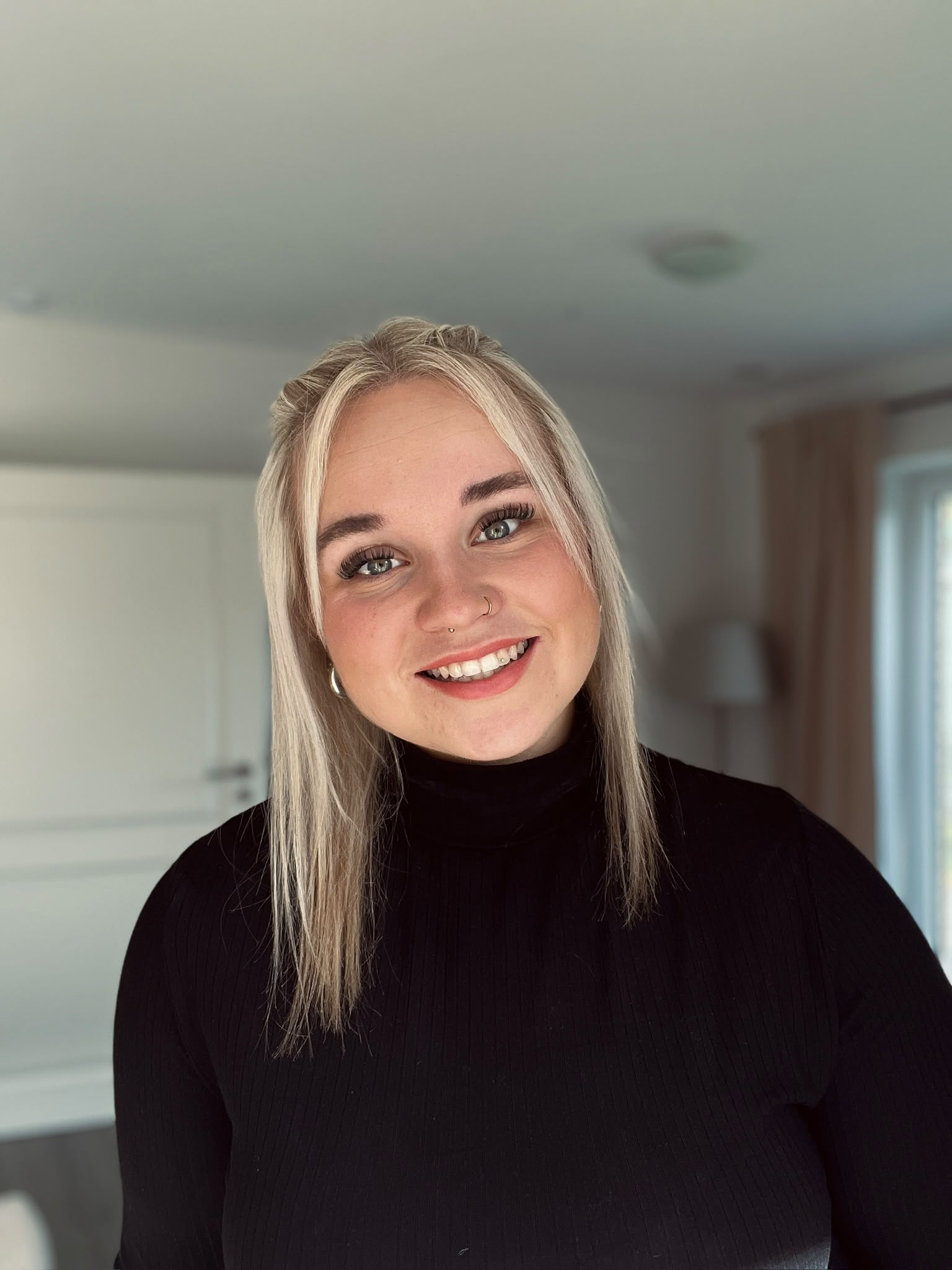 Freundliches Porträt von Jana Marie Paulsen in schwarzer Kleidung.